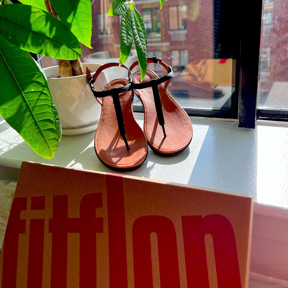 T Strap Fit Flop Leather Sandals
